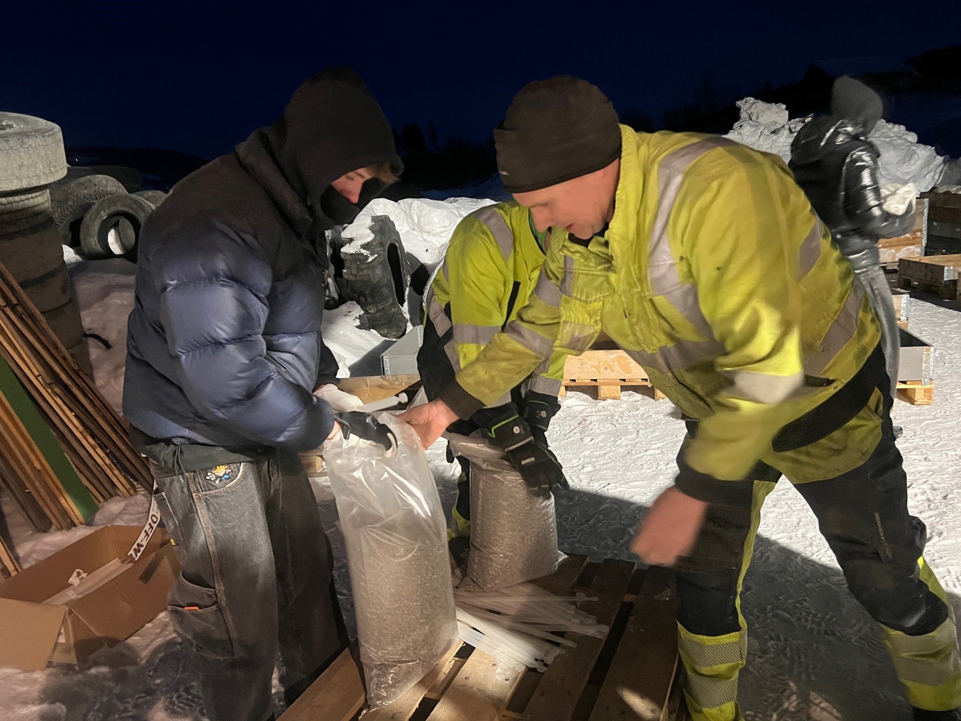 Ny runde med sandpakking